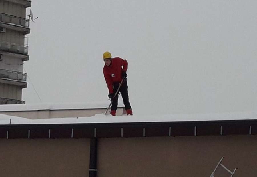 Alpinisti iz Niša čiste sneg sa krova zgrade Doma kulture u Prokuplju