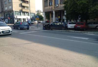 Saobraćajka u centru Prokuplja, povređen taksista