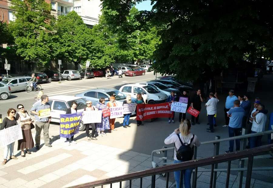 Protest ispred zgrade suda