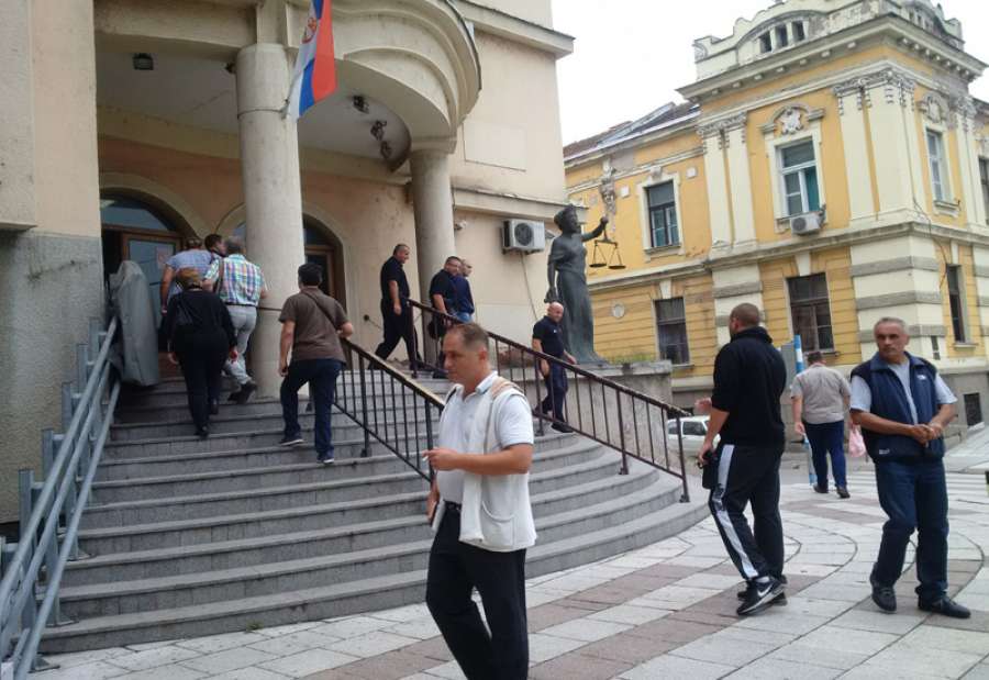 Policija izvodi Boškovića iz zgrade prokupačkog suda
